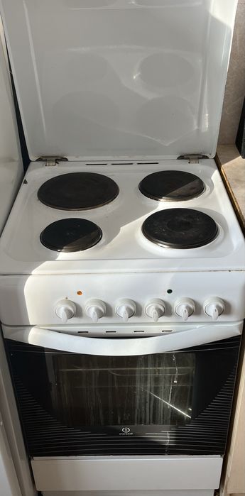 Продам электрическую плиту Indesit