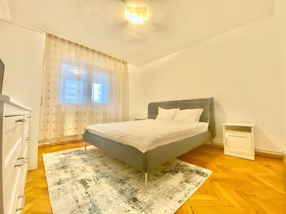 Închiriere apartament 3 camere – Calea București, Micro 12