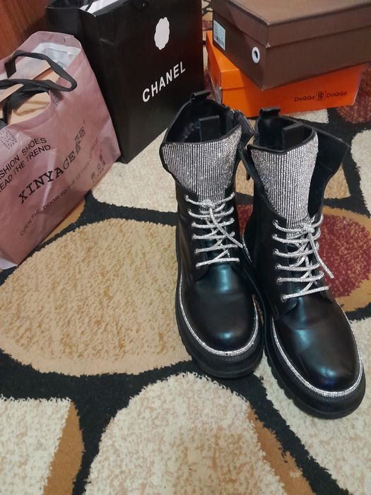 Oyoq kiyimlar sotiladi