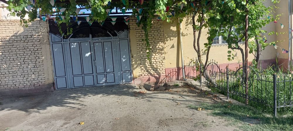 Ромитан туманида икки қаватли коттеж сотилади!