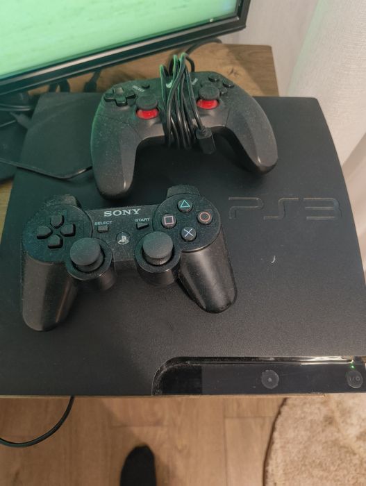 PlayStation 3 modat cu volan și pedale