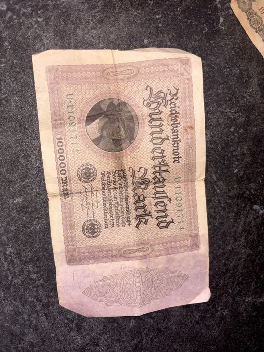 Banii și monede vechi de vânzare