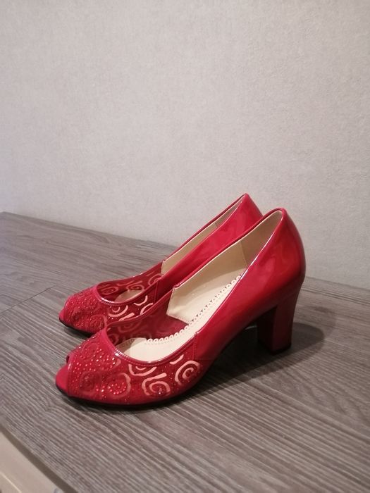 Продам женские туфли