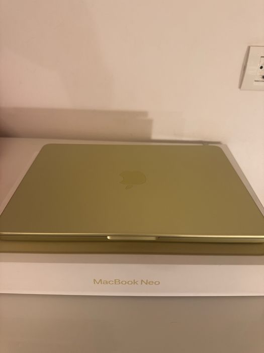 Apple MacBook Neo 13” Verde – 8GB RAM, 256GB SSD, aproape nou