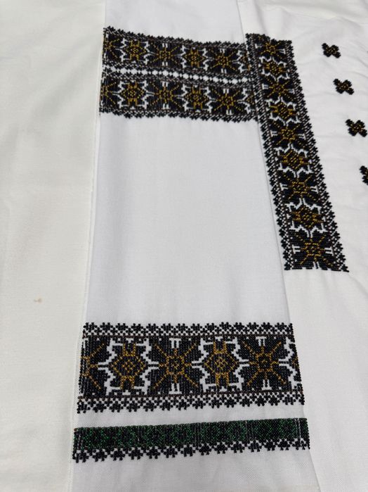 Cămașă cusută cu mărgele manual