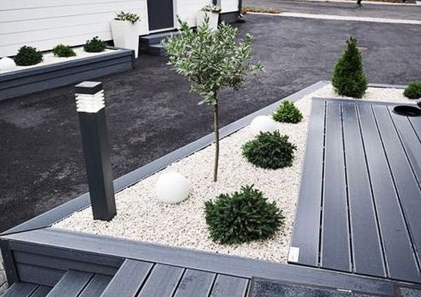 Белая мраморная крошка для отсыпки в саду