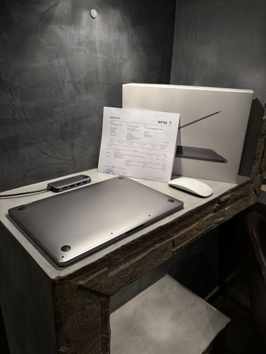 КАТО ЧИСТО НОВ Macbook Pro 13.3" + Magic Mouse + USB C HUB