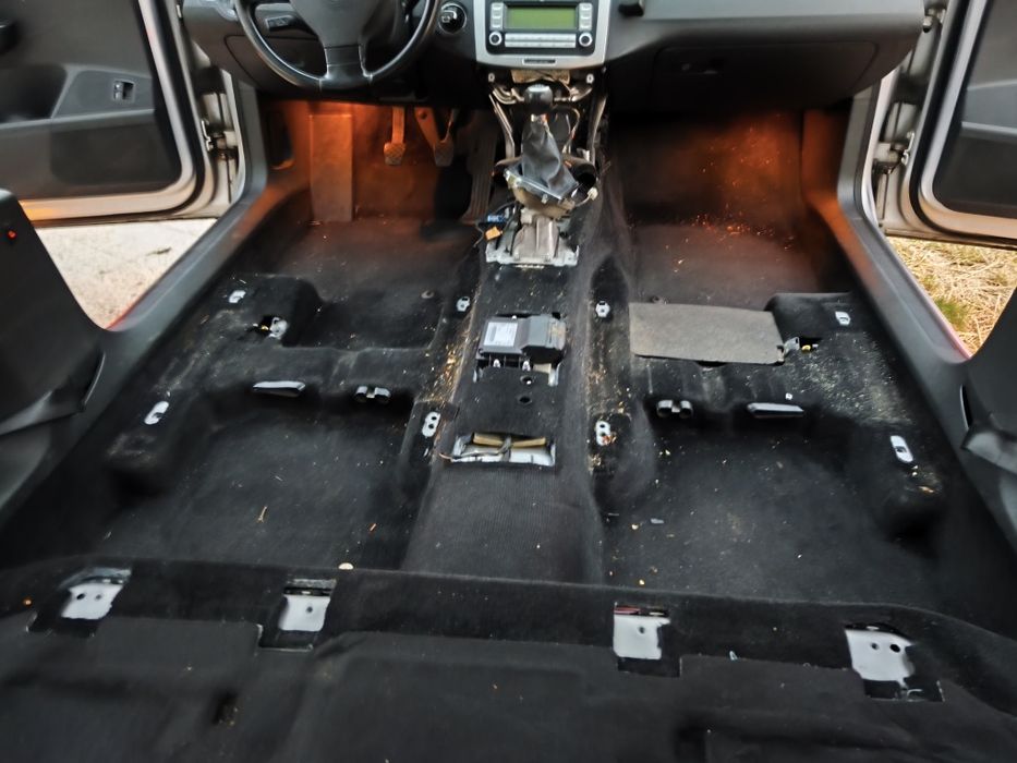 Mochetă podea interior pe negru Volkswagen Passat B6 2005-2010