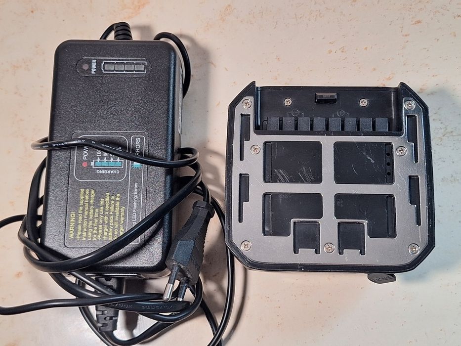 Incarcator si acumulator pentru blitz Godox AD600