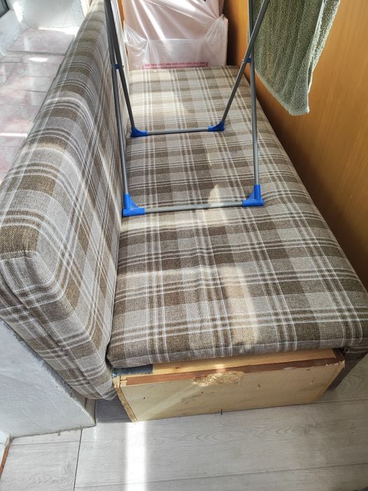 Диван поломанный