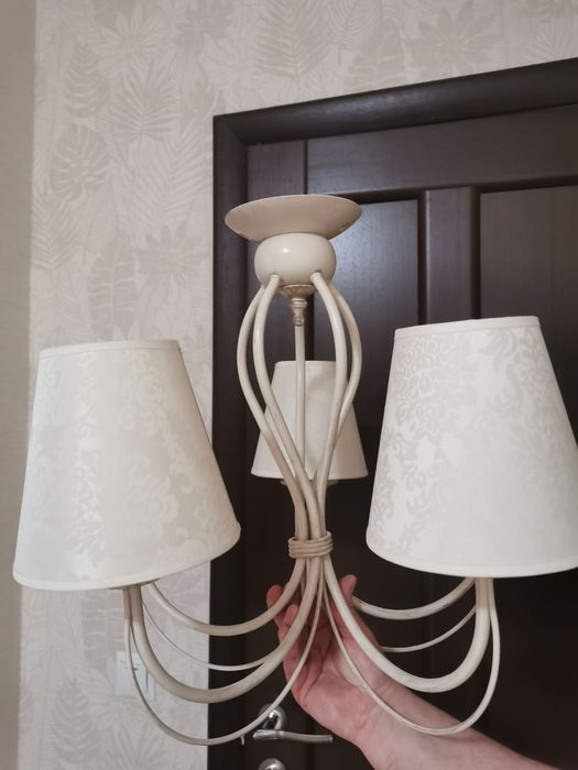 Продам люстру (потолочная )