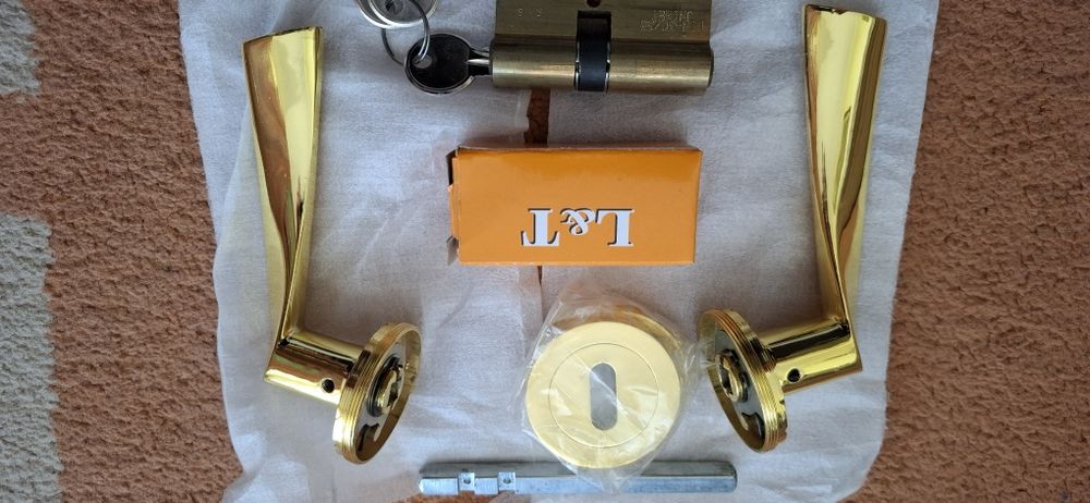 Метални дръжки за врати и секретен патрон