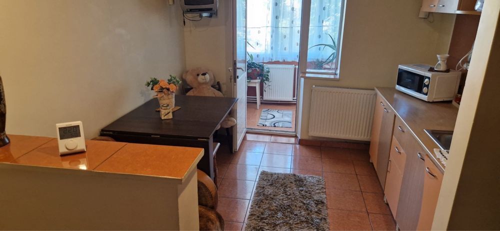 Apartament 2 camere,  km 5, decomandat, etaj 3