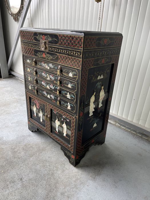 Dulapior chinezesc pentru tacamuri cu intarsii din sidef si picturi