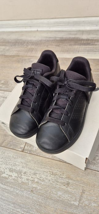 Продавам детски кожени маратонки Adidas Advantage K размер 30