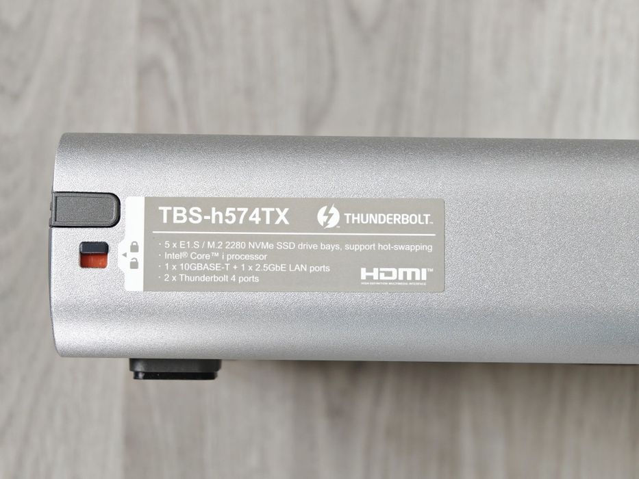 NAS QNAP tbs-h574tx nou