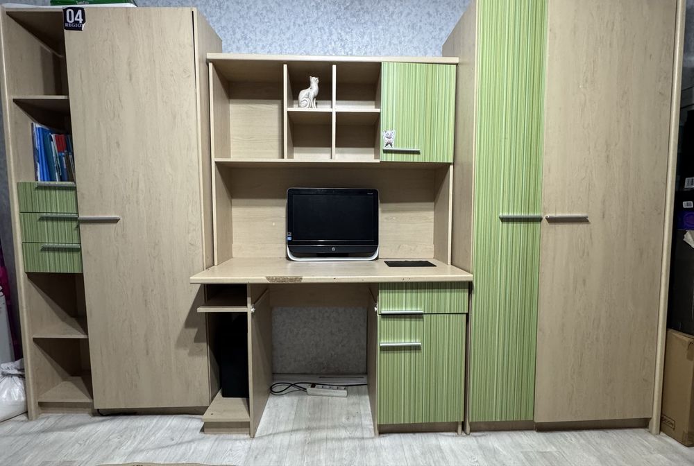 Продам детский гаринитур(шкаф , стол и кровать)