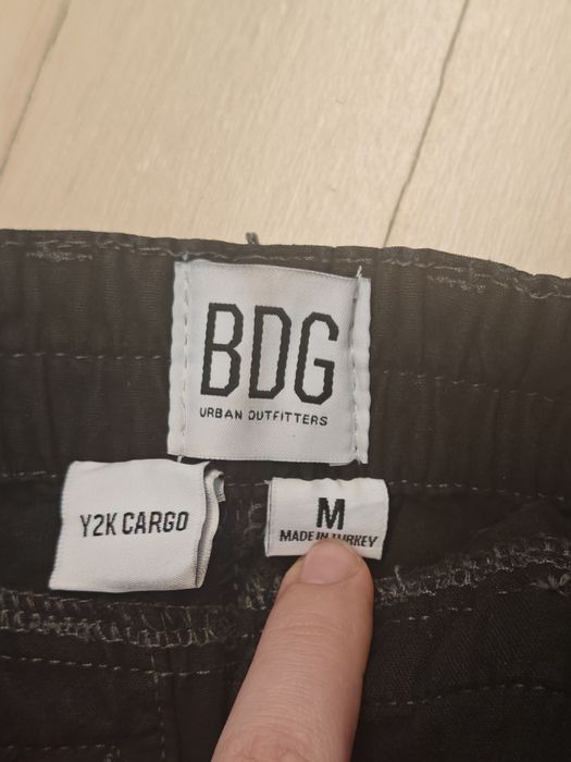 pantaloni cargo urban outfitters cu model cusut