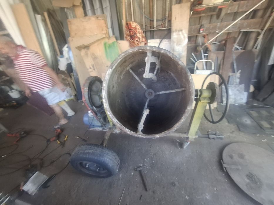 Betoniera cu roti si cârlig auto