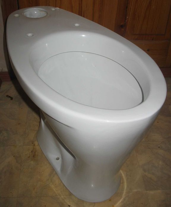 Унитаз чистый  для ремонта без бачка