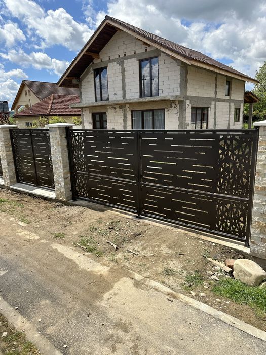 Porti tip jaluzea,porti metalice,garduri din fier