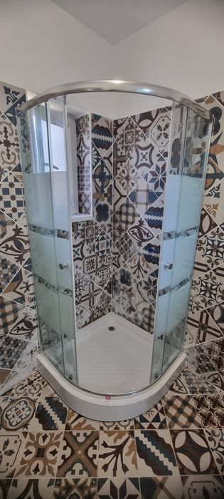 Vând Cabină de duș cu cădiță, lavoar plus mască chiuvetă și wc.