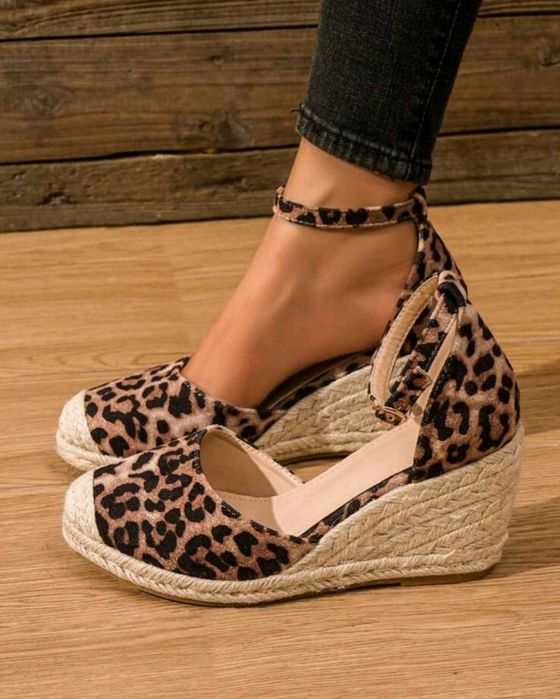 Нови дамски сандали в леопардов принт и бели летни обувки с дантела.