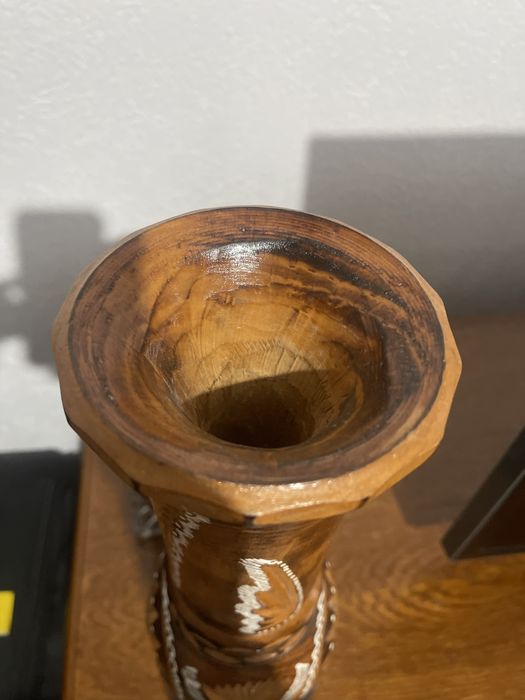 Vaza din lemn sculptata