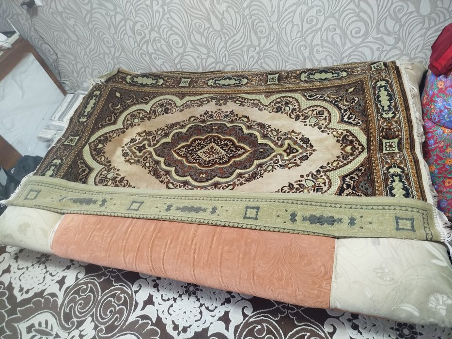 Диван старый 1 шт, кресло старое 2 шт