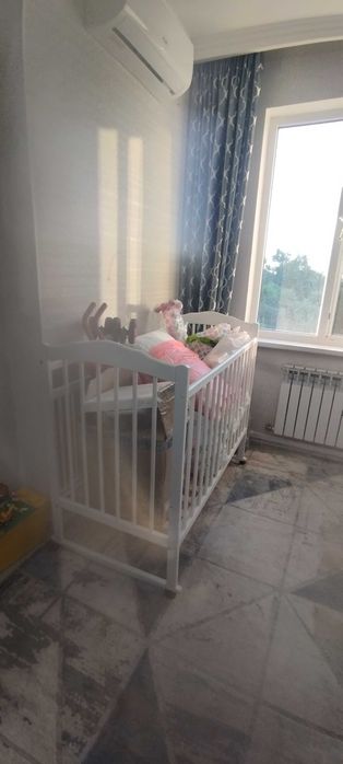 Детская кровать с матрасом + два самоката + 1 коляска