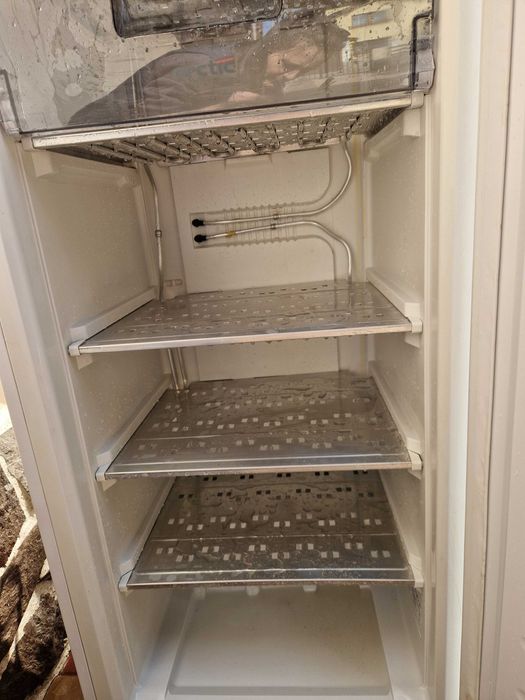 Vând congelator Arctic