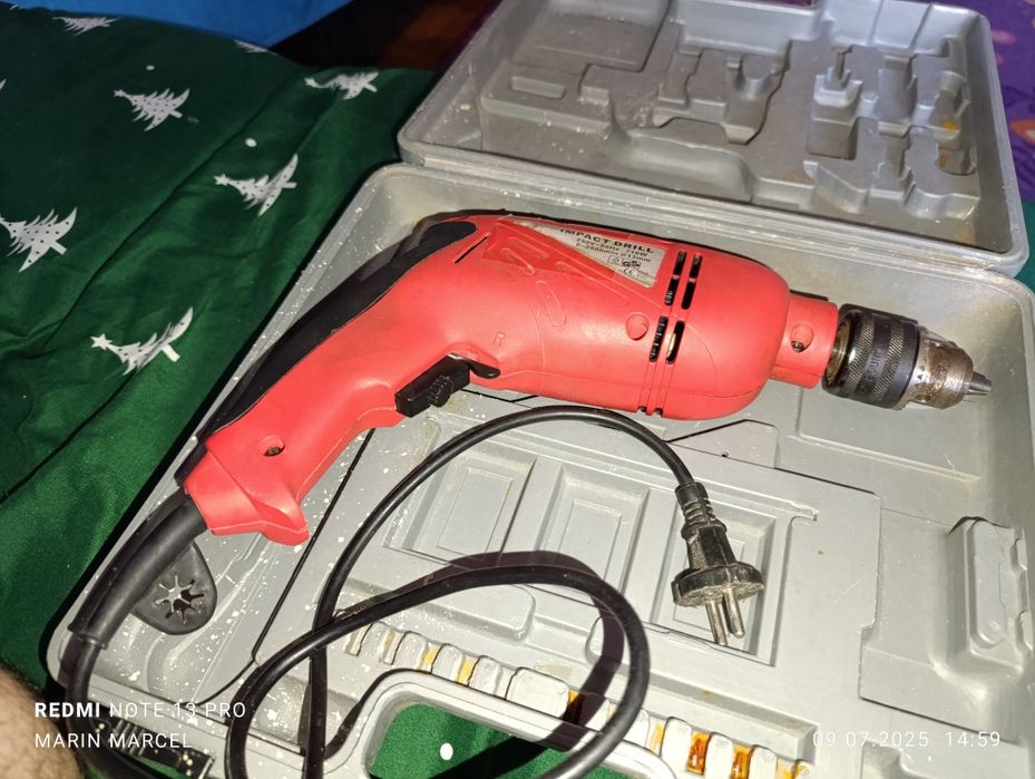 Vând bormașină 710w