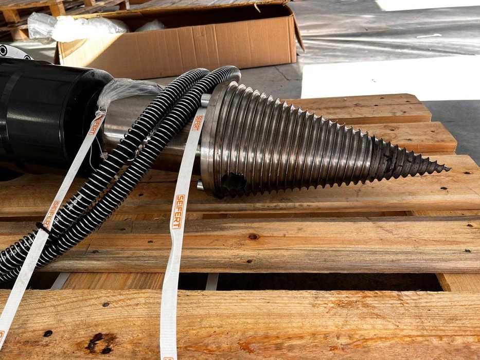 Con despicator hidraulic de crapat busteni