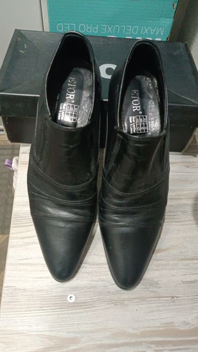 Мужские туфли узкие носы