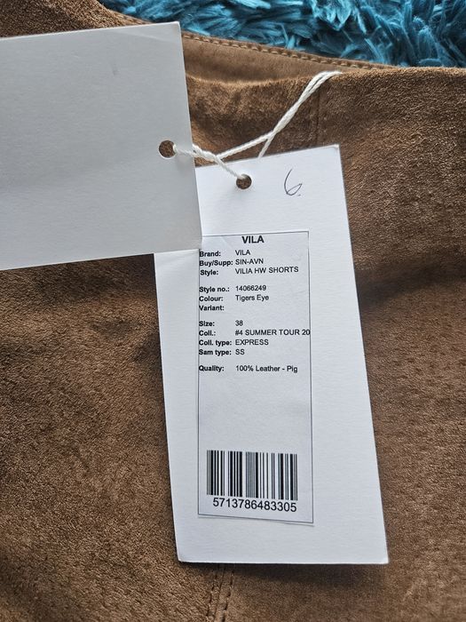 Pantaloni scurti piele naturala intoarsa