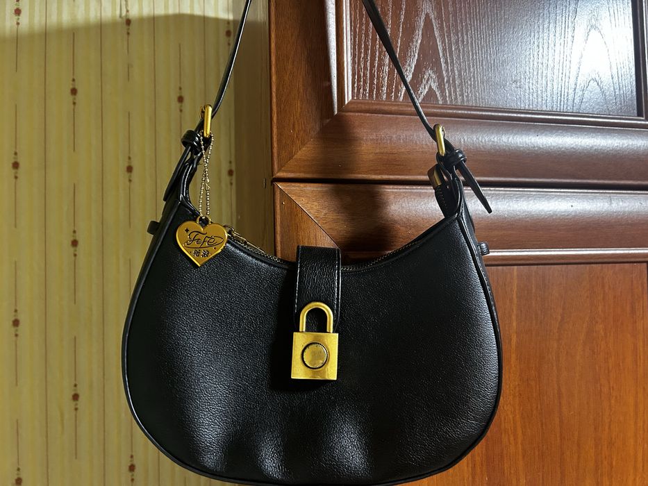 Сумка -хобо из искусственной кожи