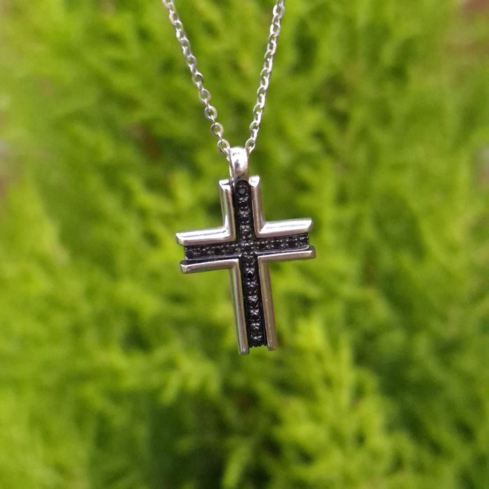 Cruciulita Zancan din aur de 18K cu diamante naturale negre