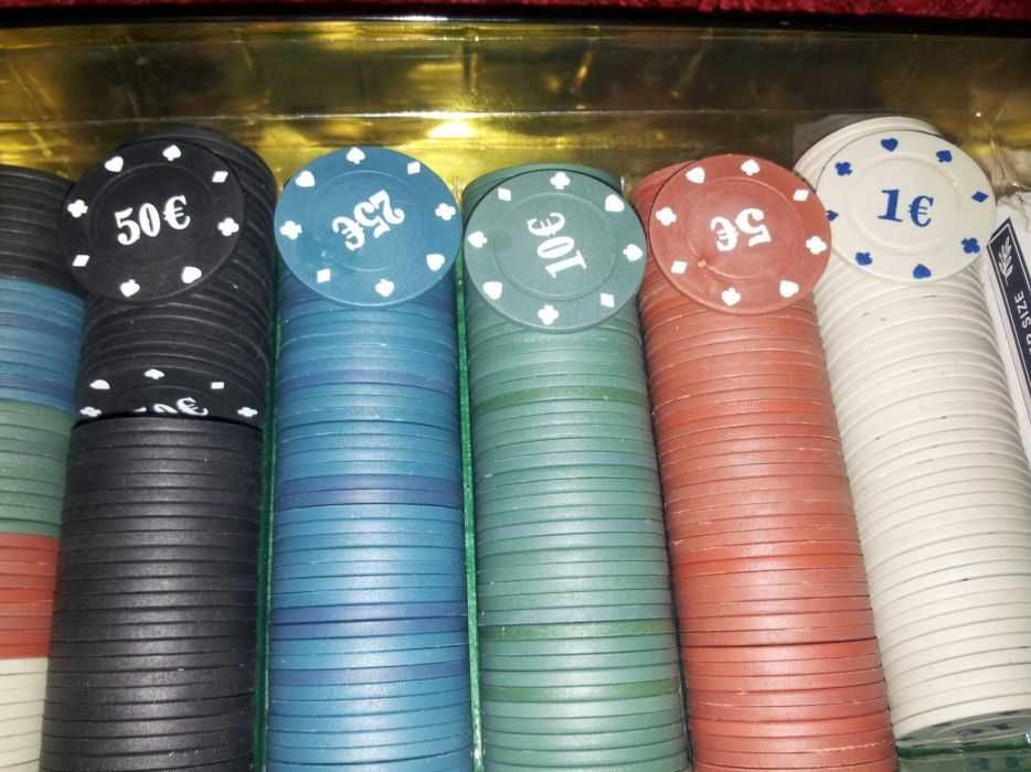 Trusa Poker 300 Jetoane Inscriptionate în Cutie Metalica. SIGILAT!