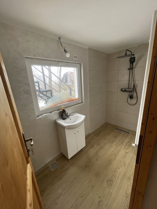 Vand Casa in comuna Jugureni