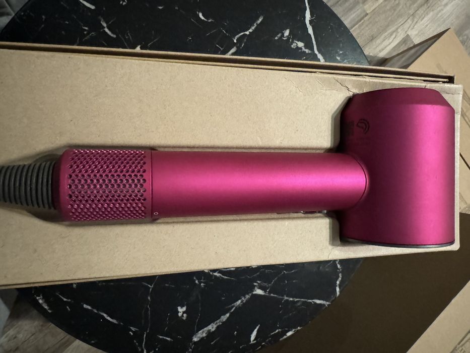 Feon Dyson Fuchsia si Roz