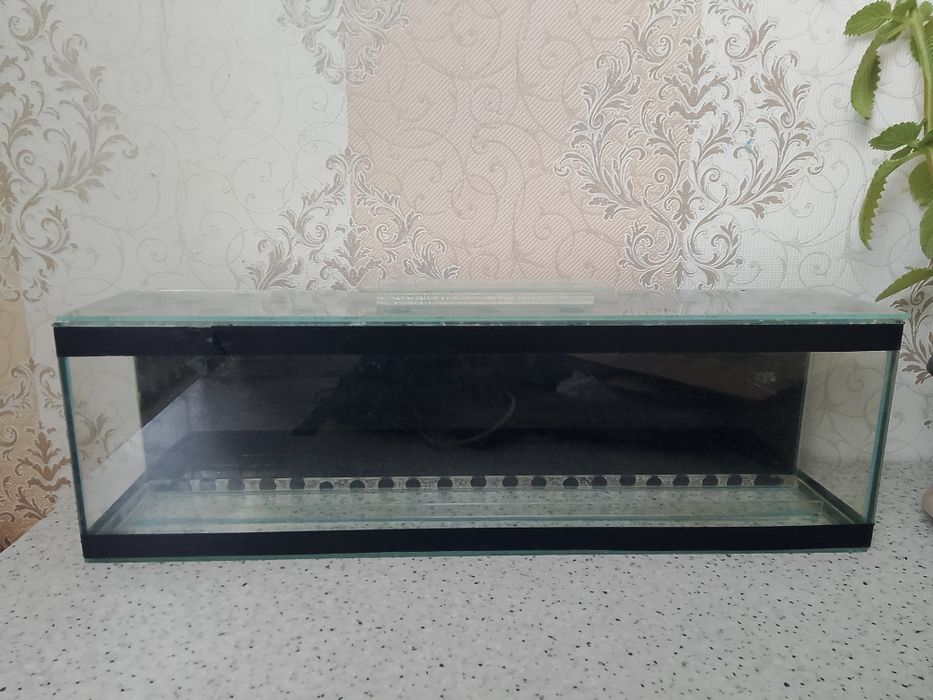 Продам Аквариум 7л с крышкой.