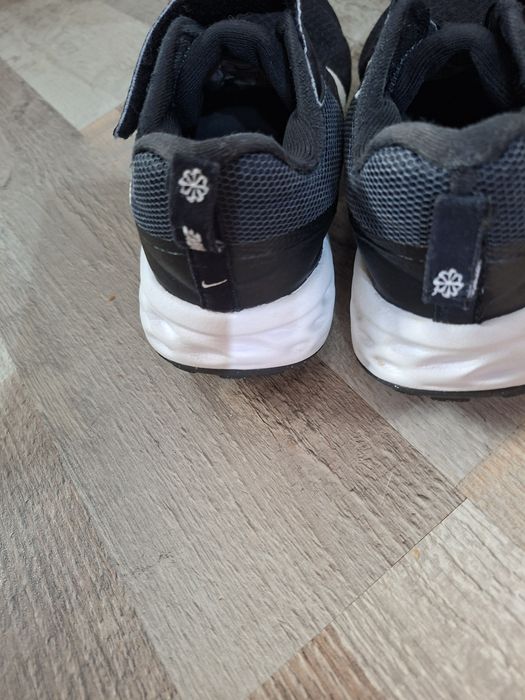 Adidasi Nike 32.