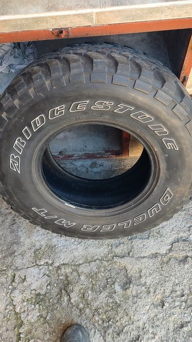 Гуми за джип Bridgestone.