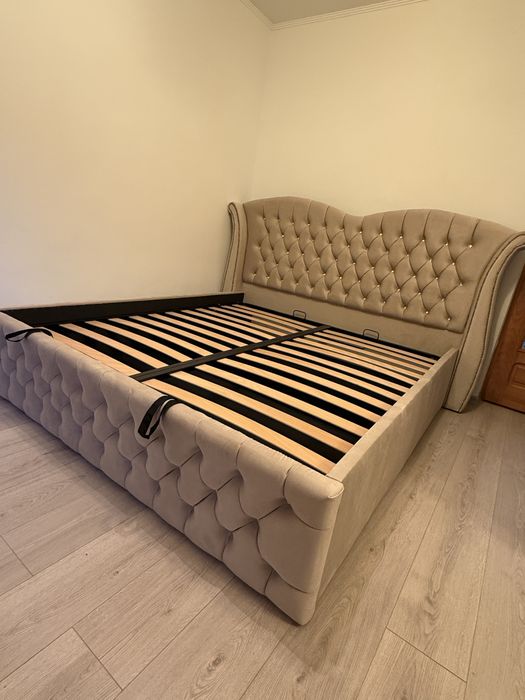 Pat dublu Miami 180/200 crem tapitat cu somiera metalica