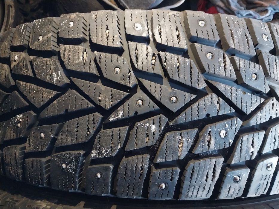 2 шины Dunlop 235 60 R17.
