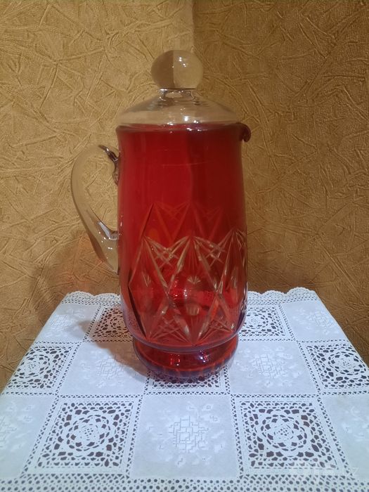 Рубиновый хрусталь. Красивый, винтажный графин с крышкой. В идеальном