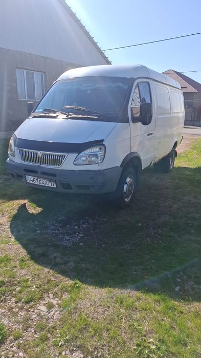 Газель грузовой на ходу.