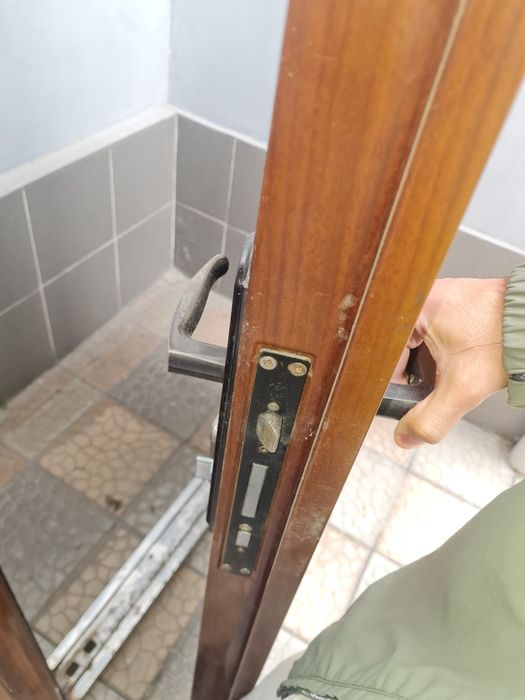 Продаётся дверь металическая