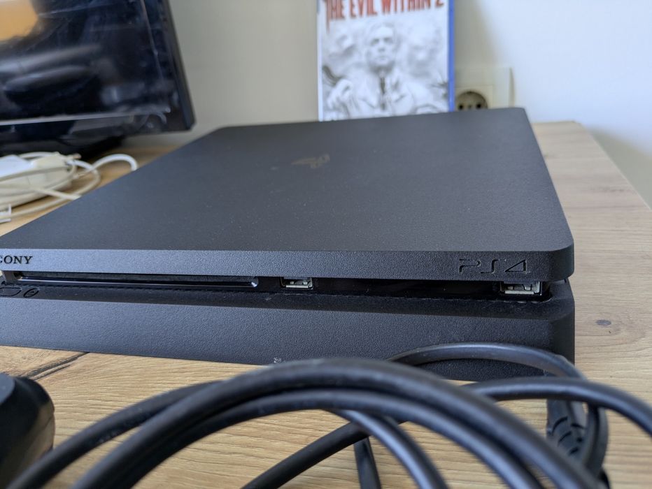 Playstation 4 Slim PS4 Slim 500GB - КАТО НОВ! + Джойстик и Игра