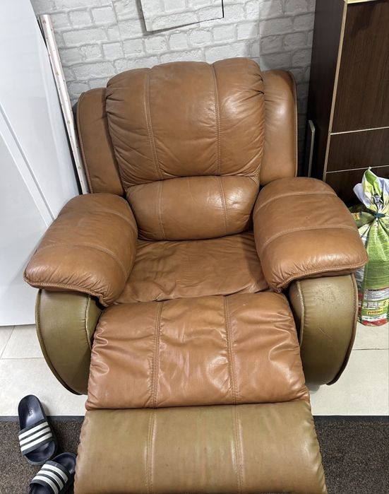 Canapea de piele (trebuie doar spalata ) functionala